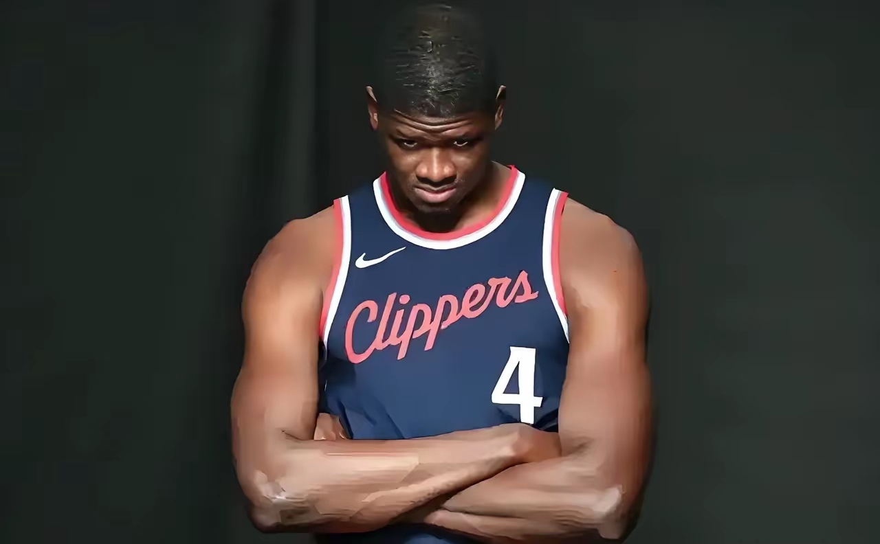 NBA快船交易第2步：正式裁掉中锋尤班克斯&度过澄清期将加盟国王