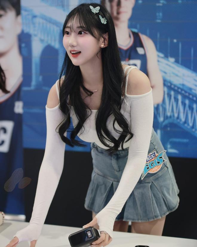韩国篮球联赛日常啦啦队表演，蓝裙啦啦操燃爆全场