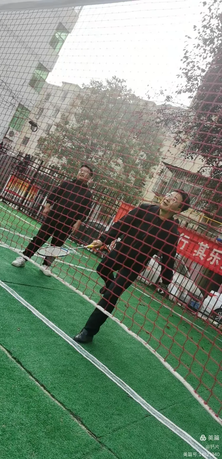 操场球队教练：我们需要团结协作，才能赢得比赛的简单介绍